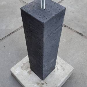 Betonpoer antraciet 15x15x58cm + scharnierplaat en draadstang